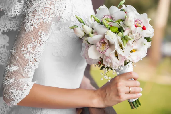 Bouquet da sposa Holds — Foto Stock