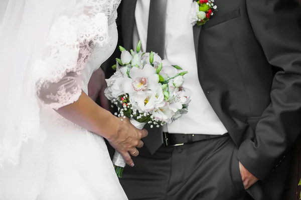 Bröllopspar som håller varandra i handen — Stockfoto