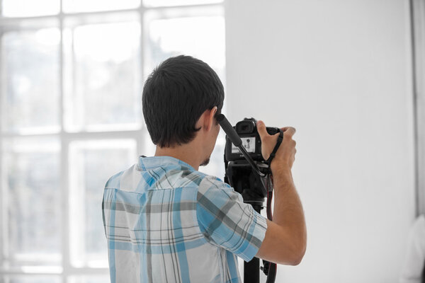 Свадебный фотограф в действии
