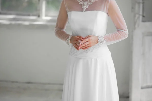 Hochzeit in den Händen der Braut — Stockfoto