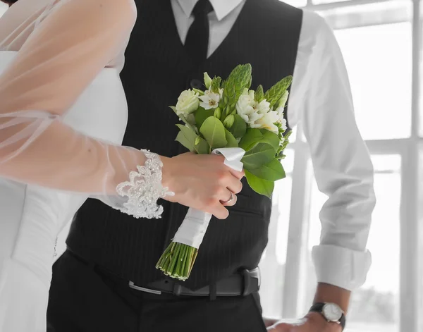 Boda pareja cogida de la mano — Foto de Stock