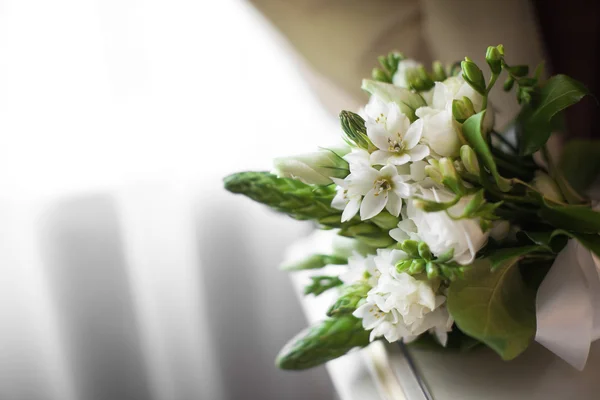 Mariée tient un bouquet — Photo