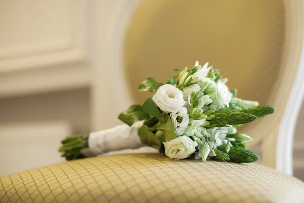 Bride holds bouquet — Stock Photo, Image