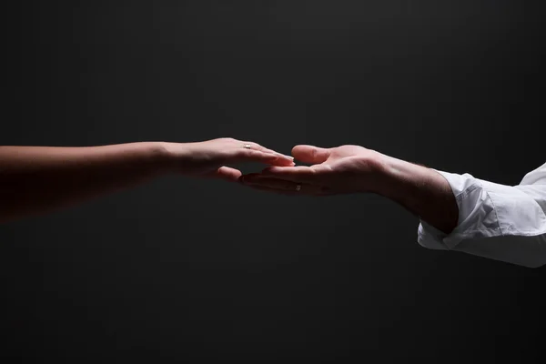 Düğün çifti el ele tutuşuyor.