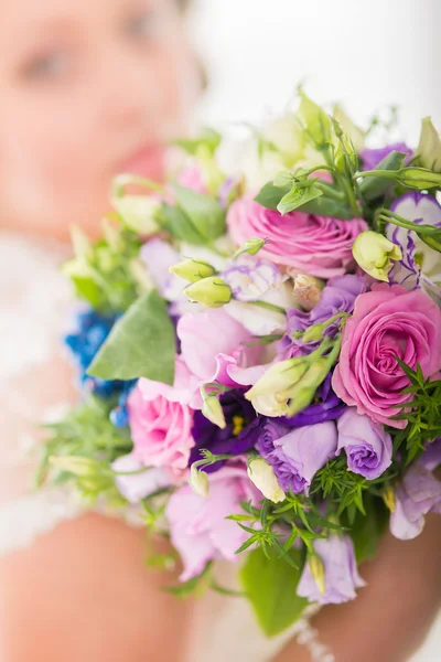 Bouquet da sposa Holds — Foto Stock