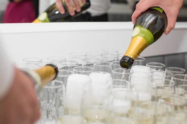 Číšník nalil šampaňské — Stock fotografie