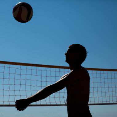 adam voleybol oynuyor