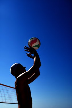 adam voleybol oynuyor