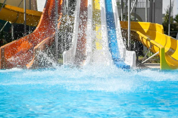 Meisje in bikini glijden waterpark — Stockfoto