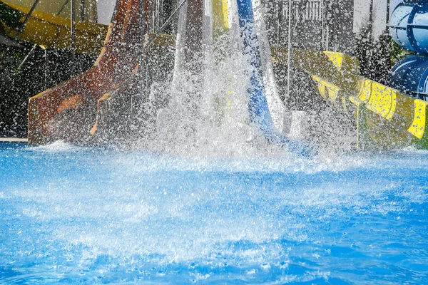 Waterpark. waterglijbaan — Stockfoto