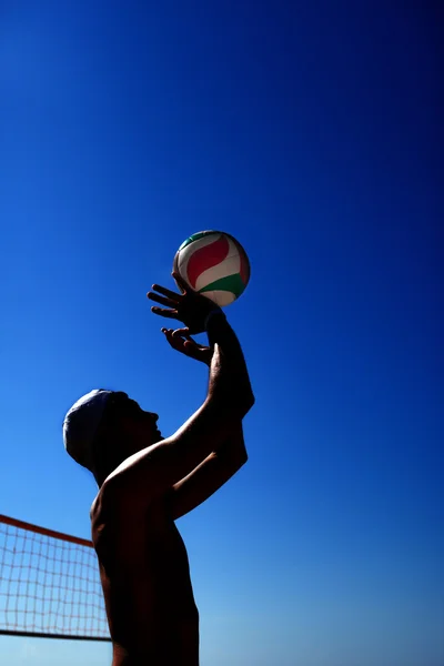 Чоловік грає у волейбол — стокове фото
