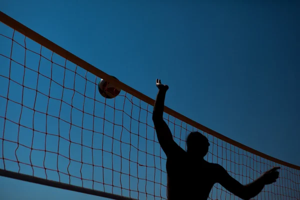 Man spelar volleyboll — Stockfoto