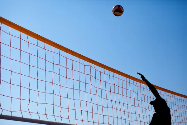 Man spelar volleyboll — Stockfoto