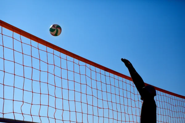 Man spelar volleyboll — Stockfoto