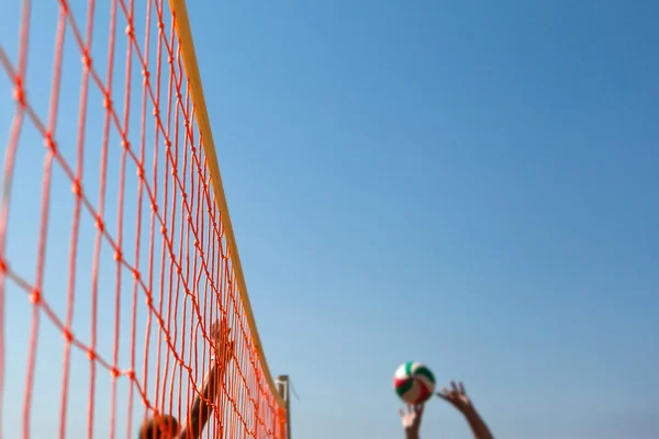 Volleyboll bollen över nätet — Stockfoto