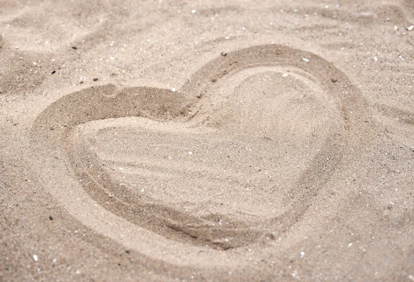 Hart getrokken in het zand — Stockfoto