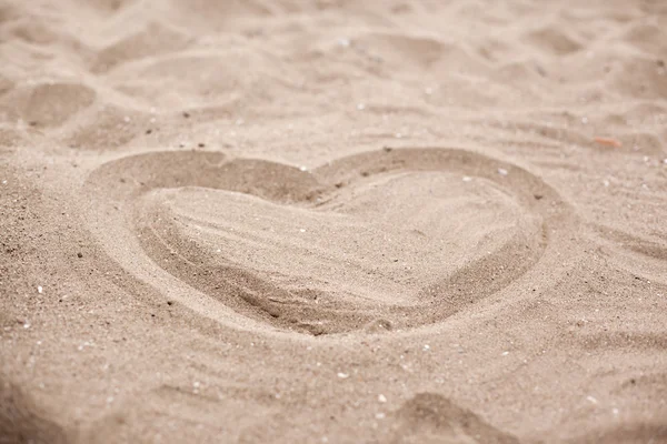 Hart getrokken in het zand — Stockfoto