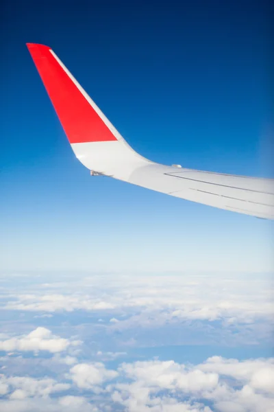 Der Himmel aus dem Fenster eines Flugzeugs — Stockfoto