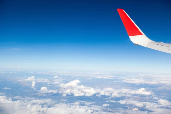 Der Himmel aus dem Fenster eines Flugzeugs — Stockfoto