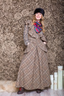 Kız bir kahverengi elbise ve siyah kürk şapka