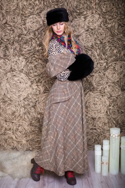 Kız bir kahverengi elbise ve siyah kürk şapka