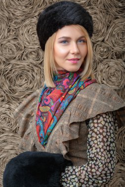 Kız bir kahverengi elbise ve siyah kürk şapka