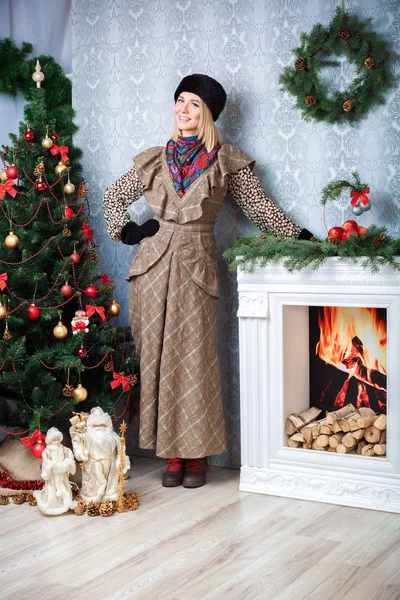 Kvinna nära julgran — Stockfoto