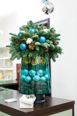 Noel kompozisyon. çam kozalakları ve mavi topları