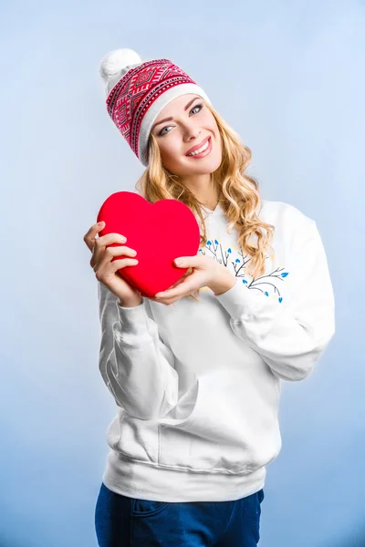 Mujer rubia sosteniendo un corazón rojo. Día de San Valentín —  Fotos de Stock