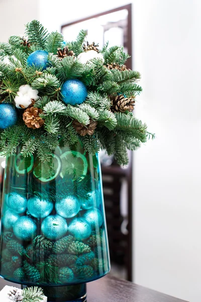 Рождественская композиция сосновые шишки и голубые шарики — стоковое фото