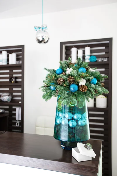 Composition de Noël. cônes de pin et boules bleues — Photo