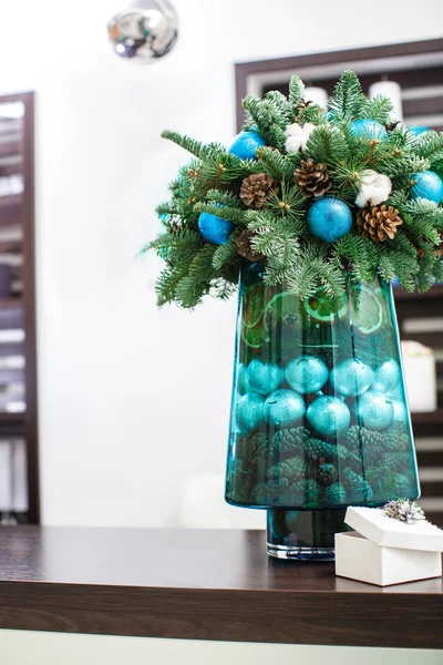 Рождественская композиция сосновые шишки и голубые шарики — стоковое фото