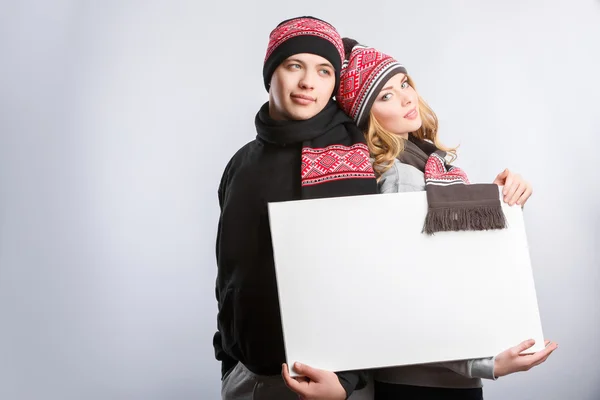 Hombre y mujer sosteniendo el cartel blanco — Foto de Stock