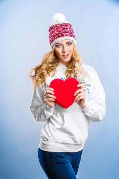 Blond kvinna med ett rött hjärta. Alla hjärtans dag — Stockfoto