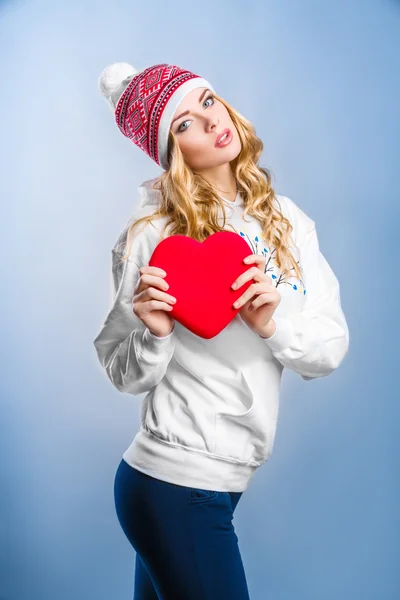 Блондинка жінки, що тримає червоного. День Святого Валентина — стокове фото