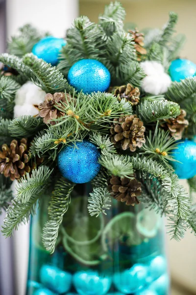 Kerstmis samenstelling. denneappels en blauwe ballen — Stockfoto