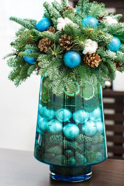 Kerstmis samenstelling. denneappels en blauwe ballen — Stockfoto