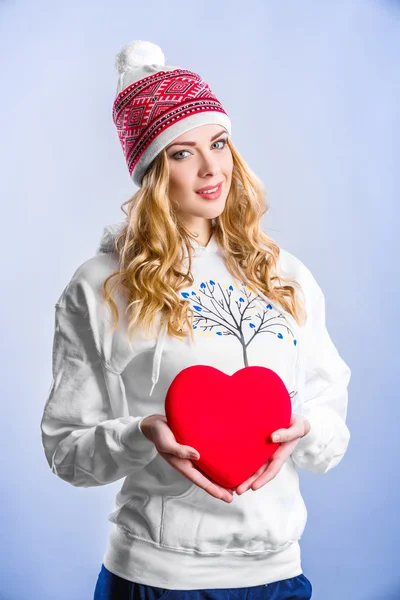 Mulher loira segurando um coração vermelho. Dia dos Namorados — Fotografia de Stock