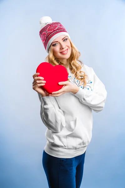 Mujer rubia sosteniendo un corazón rojo. Día de San Valentín —  Fotos de Stock