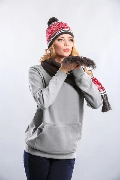 Rubia en una sudadera con capucha deportiva gris —  Fotos de Stock