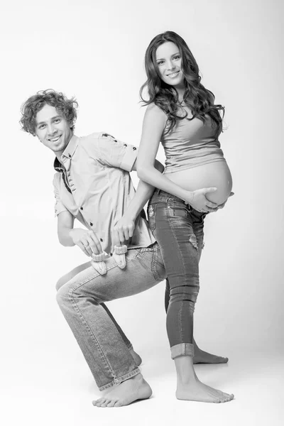 Mujer embarazada con su marido — Foto de Stock