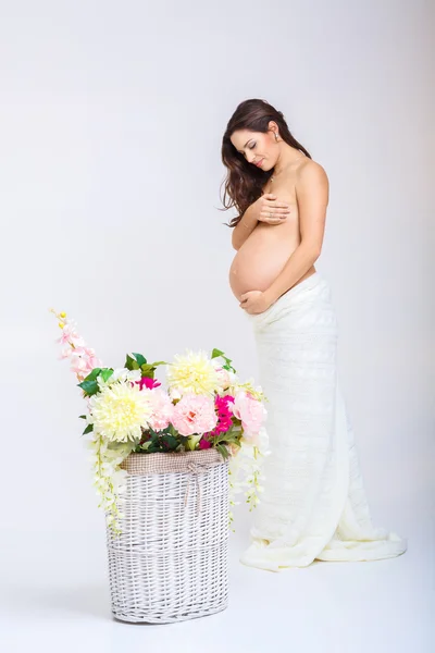 Mujer embarazada y flores — Foto de Stock