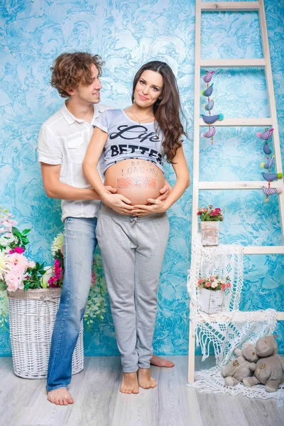 Hamile kadın kavramı yükleme ile — Stok fotoğraf