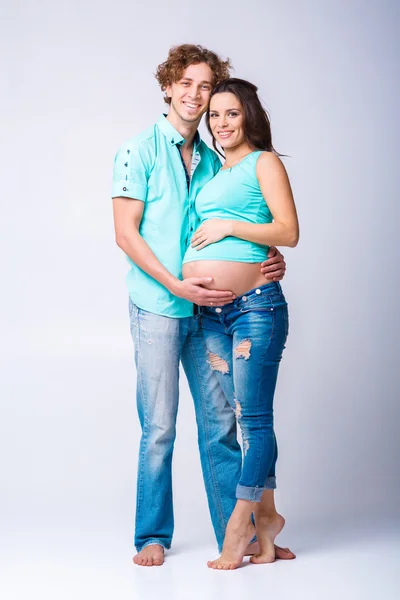 Mujer embarazada con su marido — Foto de Stock