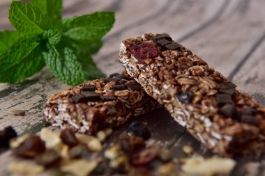 Tahta masadaki ev yapımı mısır gevreği çubukları.