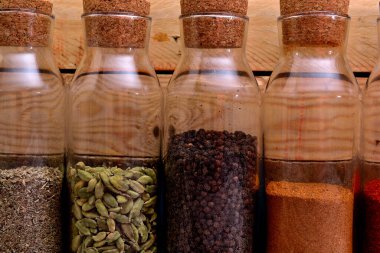 Cam bir şişede baharat seçimi