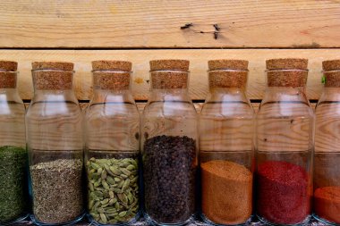 Cam bir şişede baharat seçimi