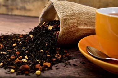 Kuru organik siyah çay yaprağı.