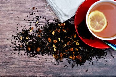 Tahta masadaki siyah çay yaprağının en üst görüntüsü.