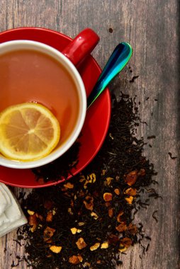 Limonlu bir fincan siyah çay.